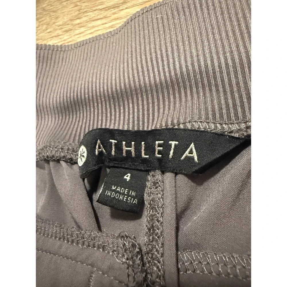 Athleta Shorts Womens 4 Gray Hiking Travel Athletic Ribbed Waist